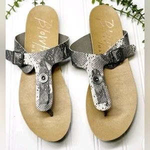Blowfish Malibu Brown Faux Leather Snakeskin Print Thong Sandals 8.5